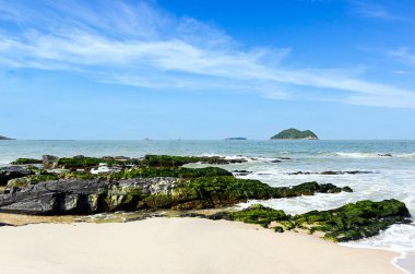 Tayland 'ın güneyindeki Samila sahilinde beyaz kumlu yeşil kaya.