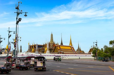 Mavi gökyüzü ile Büyük Saray ve Tuk Tuk Bangkok Tayland 'da