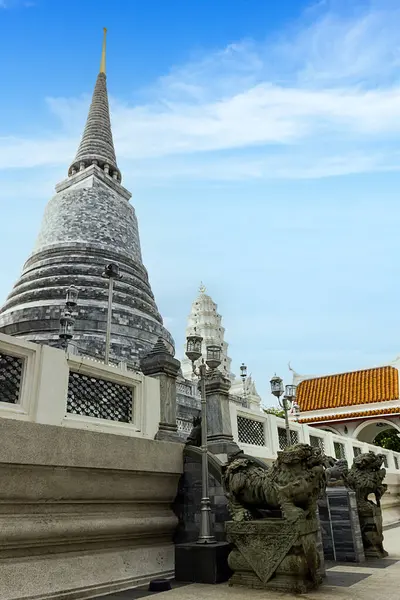 Wat Ratchapradit Sathit Mahasimaram Ratcha Wora Maha Viharn佛教圣殿 — 图库照片
