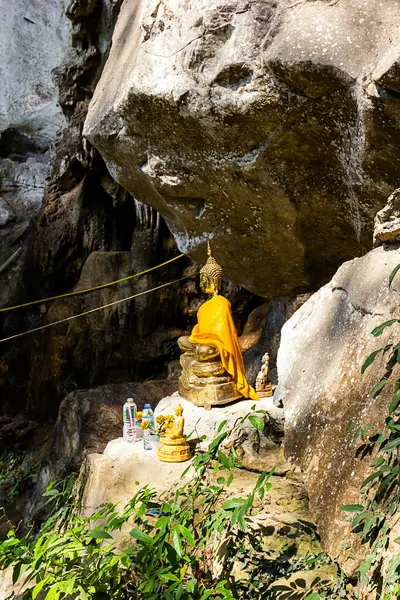 川泰万山佛寺洞中的佛像 — 图库照片