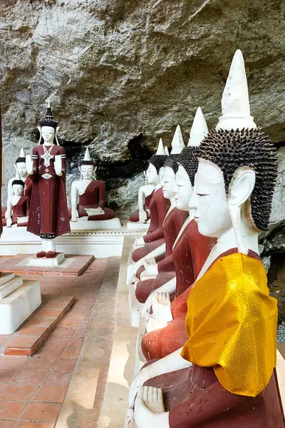 川泰万山佛寺洞中的佛像 — 图库照片