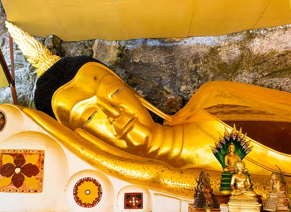 Statue Bouddha Inclinable Dans Grotte Wat Tham Phraphut Temple Bouddhiste — Photo