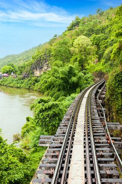 Kanchanaburi Tayland 'da nehirle birlikte ormandaki Ölüm Demiryolu
