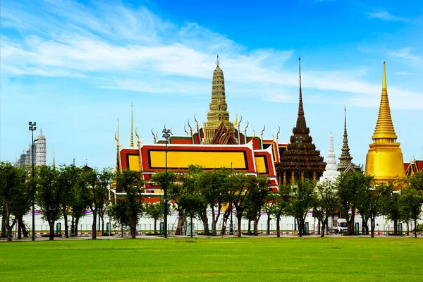 Grand Palace Med Grönt Gräs Och Blå Himmel Bangkok Thailand — Stockfoto