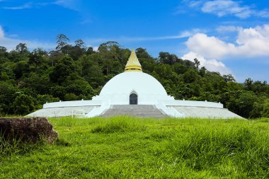 Beyaz pagoda Wat Sirisrilasuparam Budizm tapınağında Phuket Tayland 'da mavi gökyüzü