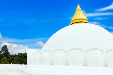 Phuket Tayland 'daki Wat Sirisrilasupara Budizm Tapınağı' ndaki beyaz pagoda.