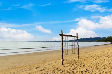 Yazın Khao Lak plajında mavi gökyüzü ile savur Phang nga Thailand
