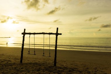 Phang-nga Tayland 'da Khao Lak sahilinde günbatımı ve odun salıncak