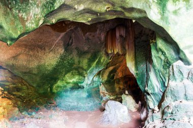 Phang-nga Tayland 'daki Wat Suwan Khuha mağarası.