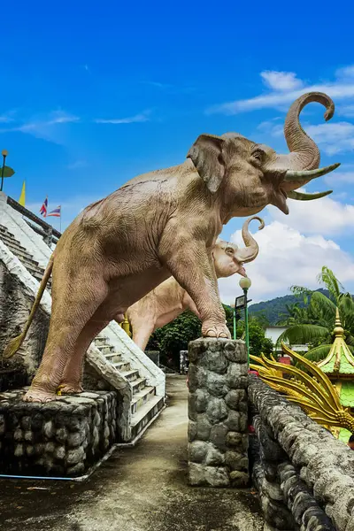 Tayland, Krabi 'deki Guan Yin Bodhisattva Dağı' nda fil heykeli.