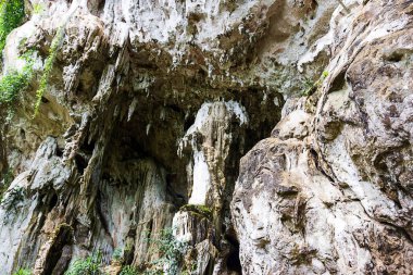 Krabi Tayland 'daki Beyaz Kayalık Mağara Tapınağı' nda.  