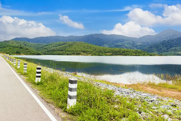 Klong Haeng Barajı Krabi, Tayland 'da mavi gökyüzü olan yeşil çimenler.