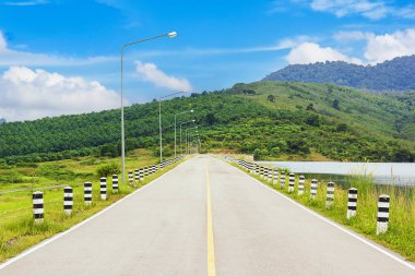 Klong Haeng Barajı Krabi, Tayland 'da mavi gökyüzü olan yol ve yeşil çimenler.