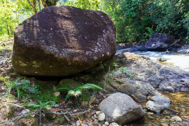 Tonpariwat Şelalesi 'ndeki büyük kaya Phang nga Tayland' daki doğal turizm