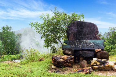 Krabi Tayland 'daki Beyaz Kayalık Mağara Tapınağı' nda. 