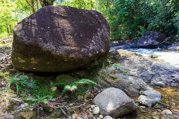 Tonpariwat Şelalesi 'ndeki büyük kaya Phang nga Tayland' daki doğal turizm