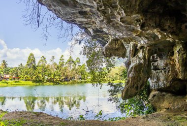 Tham Sam Rock Sanat Mağarası Phang-nga 'da, Tayland' da turistik bir yer.