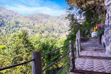 Phang-nga 'daki Tham Pha Phueng Manastırı, Tayland' daki turistik bir yer.