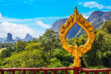 Tayland 'da turistik bir yer olan Phang-nga' daki Tham Ta Pan mağara kaya tapınağından görüntü.