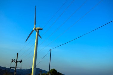 Yazın mavi gökyüzü ile yel değirmeni manzarası Phuket Tayland