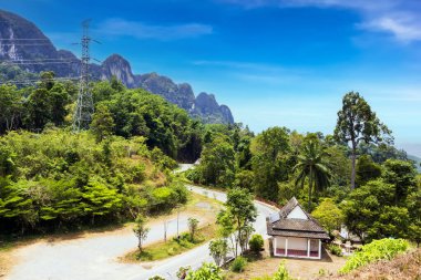 Nang Hong 'un Phang-nga Tayland' da mavi gökyüzü ile dağdaki görüşü