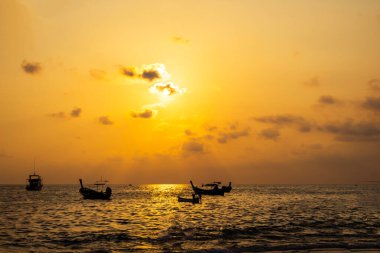 Alacakaranlık saatinde Kalim Sahili teknesi ve bulutu yaz mevsiminde gökyüzü Phuket Tayland