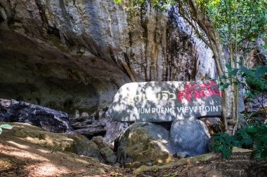 Phang-nga 'daki Tham Pha Phueng Manastırı, Tayland ormanındaki turistik bir yer.