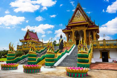 Ranong Tayland 'da mavi gökyüzü olan Baan Ngao Tapınağı