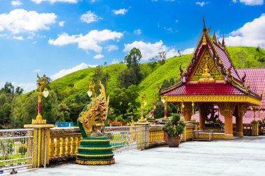 Ranong Tayland 'da dağ manzaralı Baan Ngao Tapınağı
