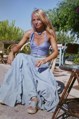 Junge Frau auf einem Stuhl in den 70er Jahren