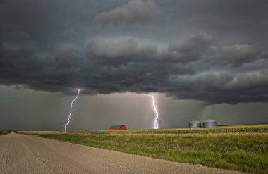 Güçlü bir fırtına sırasında bir çiftliğin yakınına düşen yıldırımlar.
