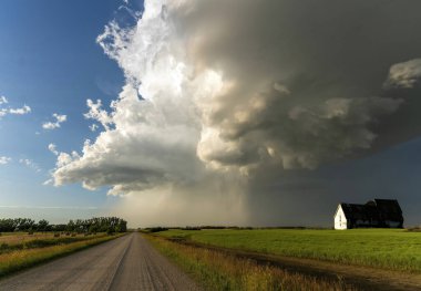 Kanada bozkırlarında dramatik süper hücre fırtınası bulutları oluşuyor.