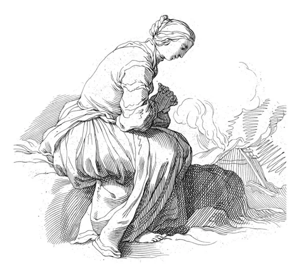 坐着的女人双手交叉着祈祷 在后面是一座着火的房子 — 图库照片