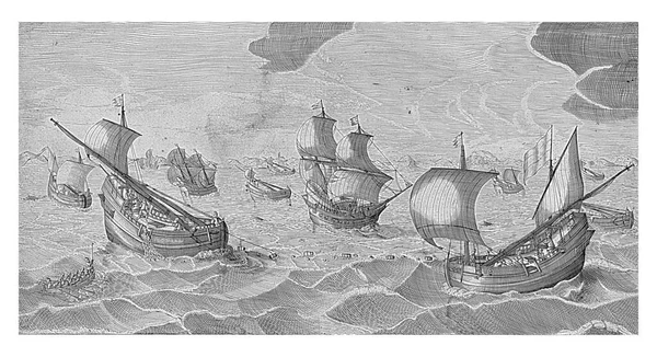 在前面是两艘船 它们的船员正忙着用一个装满鲱鱼的网来拉网 船后是一条长有成吨鲱鱼的线 左边是一艘载有10名划艇手和一名舵手的小船 — 图库照片