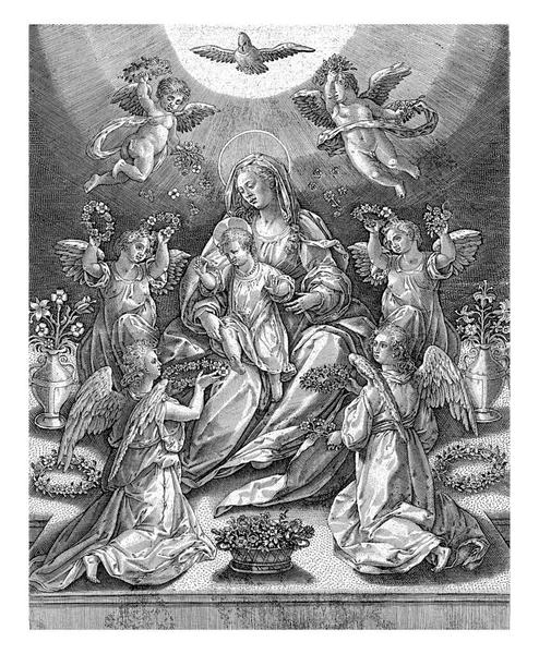 四个跪着 两个带着鲜花的流动天使环绕着一个坐着的马利亚 耶稣的孩子在她的腿上 — 图库照片