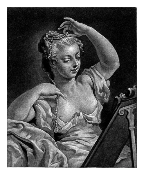 Ansiktet Kvinna Ser Sig Spegeln Och Dekorerar Håret Med Ett — Stockfoto