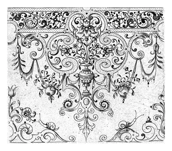 艾德丽安 蒙廷克 1611年左右 为杯子的边缘装饰了一个花瓶 顶部有一个玻璃瓶 上面装饰着花和叶子藤蔓 — 图库照片