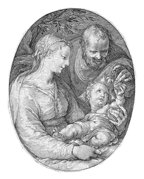 楕円形で描かれた聖家族 キリストの子はメアリーの膝の上に座り ジョセフからのリンゴを受け入れます — ストック写真