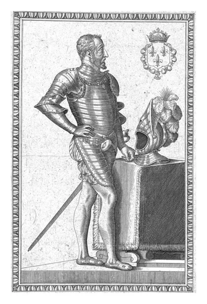 法国国王亨利二世的画像 全长在右边 身穿盔甲 头戴安全帽 靠近桌子 右上方是他的臂章 — 图库照片