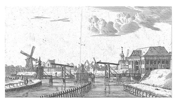 1654年至1655年建造的Derde Regulierspoort桥和阿姆斯特丹的相关桥的景观 从城外可以看到 码头上和桥上的各种人物 — 图库照片