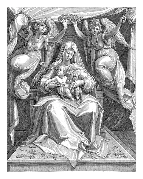 玛丽坐在王位上 孩子在她的子宫里 两个天使在她头顶上方拿着一个花环 她王座上的引子上撒满了零星的花 — 图库照片
