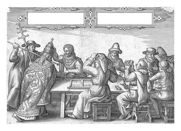 和和尚们的比赛在一张桌子上 三个和尚和三个公民一起玩三轮车 纸牌和骰子游戏 当僧侣输了 教皇和一个红衣主教试图用武力进行干预 — 图库照片