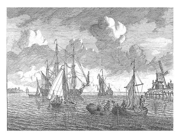 在平静的海面上 渔民们看到他们在船上的渔获物 三桅船抛锚了 右边是带磨坊的海岸线左边是一幢有塔楼的房子 — 图库照片