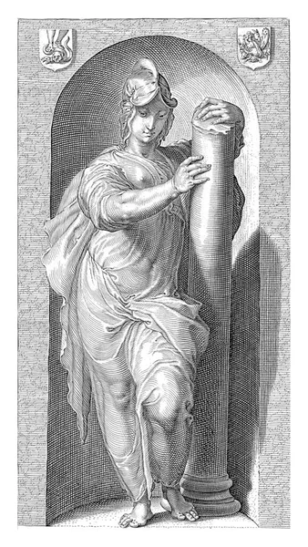 一个站在柱子旁边的女人 在一个特殊的位置上 作为力量的化身 — 图库照片