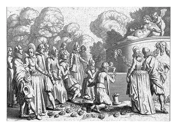 维纳斯在阿莫尔的支持下 手里拿着从巴黎收到的苹果 躺在基座上 在这个祭坛的周围 有几对年轻夫妇站着跪着 祈求女神的宠幸 — 图库照片
