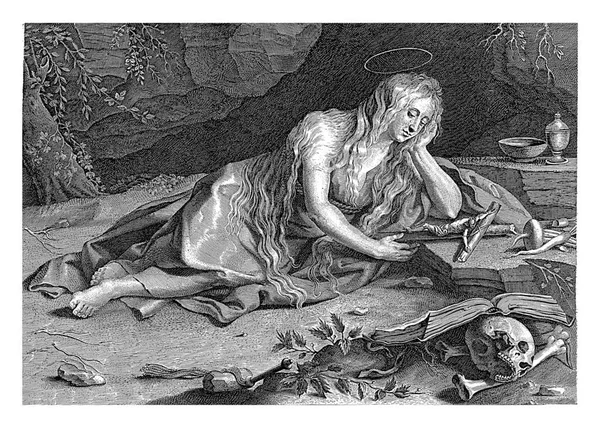 聖マリアマグダラのマリアの洞窟 彼女は床に横になって十字架を抱えています 前景には頭蓋骨と骨の本と左側には惨劇 — ストック写真