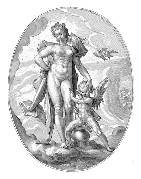 雲の上の金星とアモール 雲の上のヘンドリック ゴルツィウス 英語版 1599年 1603年の金星とアモールの後のジェイコブ マタム 英語版 震えと弓を持つアモール — ストック写真