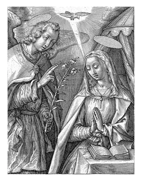 玛丽坐在餐桌前祈祷 天使加布里埃尔拜访了她 他告诉她 她将生一个叫基督的儿子 在他们之上 鸽子是圣灵的象征 — 图库照片