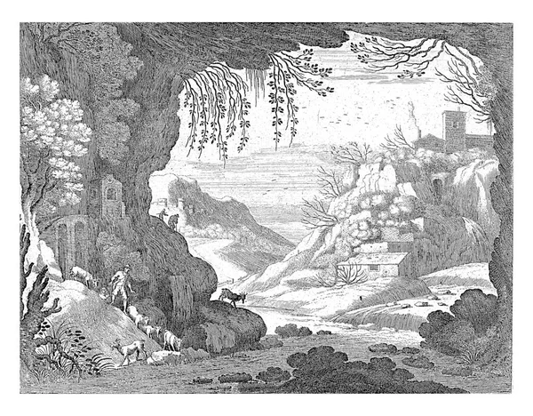 从河流流经的山洞里 可以看到山水的景色 在河岸的左边有两个牧羊人和一群山羊 — 图库照片