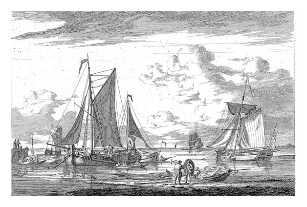 海景与帆船 并在前景有一个有两个数字的小船 小船上的一个人划船 另一个则用渔网掌舵 — 图库照片